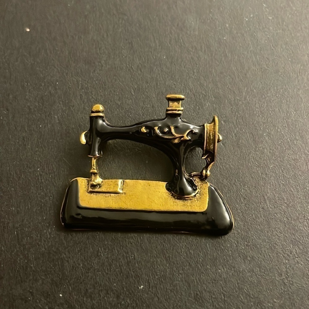 Sewing machine pin